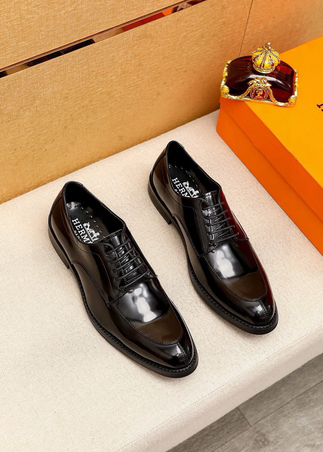 Men's shoes 💰460 💐 Product trademark: HERMES "Hermès" business leather shoes Regular size: 38-44 (45🉑️customized) Product materials: Selected imported first-layer open-edge beaded calfskin upper, imported water-dyed 🐂 cowhide lining. Strong three-dimensional visual effect, non-slip and wear-resistant combination outsole Color: 2⃣️colors available